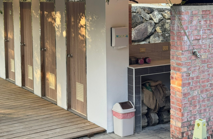 南投露營場地浴室入口走廊