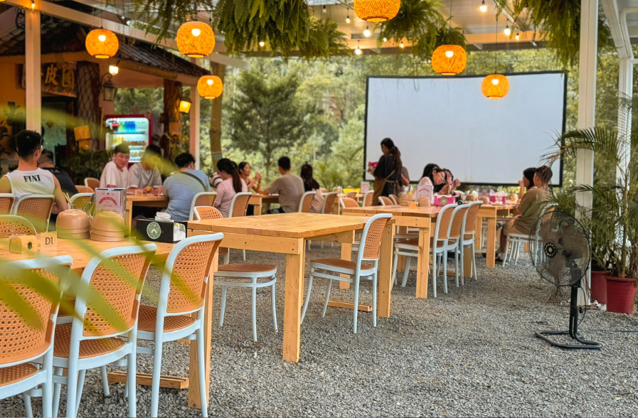 南投露營戶外用餐區與投影設備