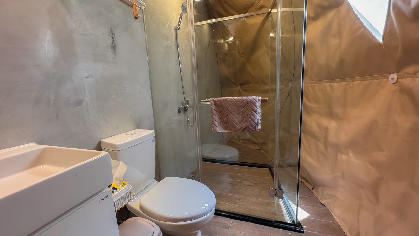 南投日月潭露營場地浴室設施，現代化的淋浴間配備